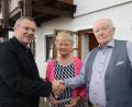 Bild: bey
Bürgermeister Reinhard Sollfrank (links) wünscht dem agilen Jubilar Anton Bodenmeier alles Gute zum 80. Geburtstag und noch viele glückliche Jahre mit Ehefrau Elisabeth).