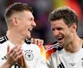 Bild: Federico Gambarini/dpa
Toni Kroos (links) und Thomas Müller haben nach dem 5:1-Auftaktsieg gegen Schottland viel Spaß.