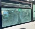 Bild: Polizei Schwandorf 
Unbekannte werfen und schlagen die Scheiben dieses Busses ein.