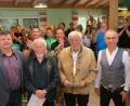 Bild: Hirsch
Vorsitzender Andreas Hanff (links), Stellvertreter Kurt Nachtmann (Zweiter von rechts) und Bürgermeister Hans Prechtl (rechts) würdigen unter dem Beifall der Mitglieder die Gründungsväter Josef Holmer (Zweiter von links) und Johann Bodensteiner (Mitte).