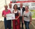 Bild: db
Schulleiterin Michaela Bergmann nahm den Spendenscheck von Freifrau Heike von Eib entgegen. Das Bild zeigt von links: Michaela Bergmann, Dietmar Krisch, Freifrau Heike von Eib, Marcus Eichenmüller und Bärbel Grützner.