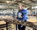 Archivbild: Schott AG
Nina Gmeiner bei der Arbeit in der Schott-Werkhalle in Mitterteich.