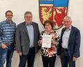 Bild: Walther Piehler/exb
Margaretha Reim hält den Siedlern seit 20 Jahren die Treue. Der stellvertretende Vorsitzende Thomas Ruhland, Vorsitzender Walther Piehler und Altbürgermeister Karl Balk (von links) gratulieren.