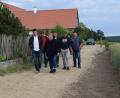Bild: bnr
Über einen unbefestigten Weg in Weidenthal müssen vier Anlieger ihre Anwesen anfahren. Einer Grundabtretung stimmt der angrenzende Landwirt nicht zu. Der Gemeinderat macht sich ein Bild von der Situation.