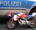 Symbolbild: Polizei
Mit einem Pocketbike verunglückte am Wochenende ein Mann in Grafenwöhr.