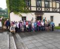 Bild: Andreas Thillmann/exb
Zur Erinnerung an ihre Dreitagewanderung stellten sich die Teilnehmer vor dem Rathaus in Hohnstein zu einem Foto auf.