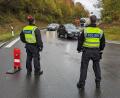 Symbolbild: Bundespolizei
Bundespolizisten leiten zur Kontrolle Fahrzeuge am A-6-Parkplatz Ulrichsberg-Nord aus.