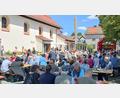 Bild: Roman Melzner/exb
Voll besetzt war der Pfarrplatz vor der Herz-Jesu-Kirche. Auch Dank des sonnigen Wetters genossen viele Bürgerinnen und Bürger die familiäre Atmosphäre rund um den Kirchplatz.
