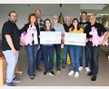 Bild: Kerstin Kiener
Das Präsidium des Neustädter Lions-Club mit Sebastian Denzler, Andrea Gollwitzer und Florian Schott überreichte an Ramona Reil und Kirchenpfleger Gerhard Loreth aus Schirmitz und an die Pirker Stefanie Reil und Kirchenpfleger Volker Keck (von links) die Spende, die durch ChorDiSono, vertreten durch Alexander Meiler (Vierter von rechts) und Christian Kick (rechts), eingesungen wurde.