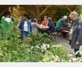 Bild: hcz
Die Besucherinnen im Schaugarten erfreuen sich an der bunten Blumenpracht.