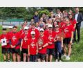 Bild: R. Kreuzer
Die Erst- und Zweiplatzierten des Bezirksfinale Tennis der Schulen nehmen rote Sieger-T-Shirts mit nach Hause.