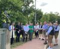 Bild: Obst- und Gartenbauverein Schnaittenbach/exb
Zur Segnung der Vitus-Statue durch Pfarrer Helmut Brügel finden sich neben Bürgermeister Marcus Eichenmüller und Stadträten Mitglieder des Gartenbauvereins mit Vorsitzendem Helmut Wegele und Ehrenmitglied Willi Meier sowie den Verantwortlichen der Vituskirchweih mit Vorsitzendem Daniel Hutzler und Thomas Hottner ein.