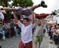 Bild: ubb
Was für ein bunter Festzug: Rittersleute, Edeldamen, Gaukler, Akrobaten und Musikgruppen zogen durch die Bärnauer Innenstadt. Tausende Besucher beklatschten die Vorführungen.