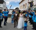 Bild: hzi
Feuerwehr und Sportverein Thurndorf mit ihrem Spalier für Felix Schraml und Katharina Blank vor der Pfarrkirche.
