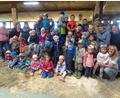 Bild: Kinderhaus Steinwaldzwerge/exb
Die Kinder des Kinderhauses Steinwaldzwerge erlebten einen unvergesslichen Ausflug auf dem Bauernhof.