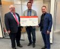 Bild: Sparkasse/exb
v.l. Geschäftsstellenleiter Ulrich Höcker, Zweiter Bürgermeister Oliver Mutte-rer, Vorstandsvorsitzender Gerhard Hösl
