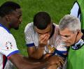 Bild: Fabian Strauch/dpa
Mbappé (M) musste mit stark blutender Nase ausgewechselt werden.