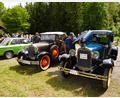 Bild: fvo
Die Fahrzeuge der tschechischen Sascha-Kolowrat-Oldtimer-Rallye machen an der OWV-Skihütte Waldthurn Pause. Mit dabei der Waldthurner Dieter Malzer (rechts) und sein Kollege Ludwig Eger (Mitte) mit seinem Enkel Erik (links).