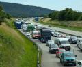 Bild: Kristin Winderl
Ein Unfall auf der A 93 bei Pfreimd sorgt für einen längeren Stau und eine Komplettsperrung der Autobahn. Der Verkehr muss knapp zwei Stunden lang an den Anschlussstellen Nabburg (Bild) und Pfreimd ausgeleitet werden.