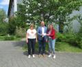 Bild: sei/exb
Beate Merkel (rechts) überreicht an Schulleiterin Anja Kraus und Bürgermeister Richard Kammerer eine Spende von 600 Euro von der Schimmel AG.