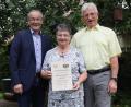 Bild: mrr
Bürgermeister Erwin Geitner (links) gratuliert im Namen der Marktgemeinde Rieden Barbara und Klaus Jaintzyk zur Goldenen Hochzeit.
