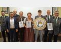Bild: R. Kreuzer
Die langjährigen Mitglieder der SG "Freiheit Neunkirchen" mit OB Jens Meyer (Zweiter von links) von links: Stefan Poß, Wolfgang Weiß, Albert und Anita Eger, Nico Sperrer, Jochen Lenkeit und Albert Riedl mit Jubiläumsscheibe.