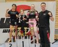 Bild: Sabine Paßler/exb
Die erfolgreichen Amberger Kickboxer (von links): Jenny Wurster, Mila Wurster, Laura Paßler, Coach Erich Aul.