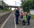 Bild: Natalie Seele/exb
Polizeihauptkommissar Josef Prill leitete das Bahnsicherheitstraining für die Waldershofer Schüler.