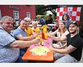 Bild: kki
Bei einem kühlen Getränk lässt sich das18. Pirker Fest feiern: Holunderkönigin Monika Hirtreiter (Dritte von rechts) stößt mit Bürgermeister Dietmar Schaller (Zweiter von links) und weiteren Gästen an.