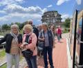 Bild: Klaus Peter Rohrer/exb
Die Teilnehmer des Seniorenausflugs bei der Erlebnis-Holzkugel am Steinberger See.
