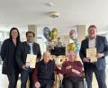 Bild: Stefanie Gradl
Zwei Senioren feiern am gleichen Tag im BRK-Seniorenheim 90. Geburtstag. Pflegedienstleiterin Tanja Schallmaier, Pater Robin und Bürgermeister Hans-Martin Schertl (hinten, von links) gratulieren den Jubilaren Otto Sirsch (vorn links) und Horst Mickeleit.