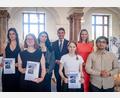 Bild: Bayerische Staatskanzlei/exb
Bayerns Europaminister Eric Beißwenger (Vierter von links) und Kultusministerin Anna Stolz (Zweite von rechts) gratulierten den siegreichen FOS-Gestaltern zu ihrem Erfolg beim Europäischen Wettbewerb.