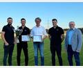 Bild: TSV Konnersreuth/exb
Wolfgang Pötzl (Zweiter von links) ist Sportler des Jahres des TSV Konnersreuth, Peter Andritzky (Mitte) ist Sportehrenpreisträger. Dazu gratulierten Vorsitzender Maximilian Siller (links), Bürgermeister Max Bindl (rechts) und Zweiter Vorsitzender Florian Neumann.