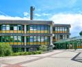 Bild: Petra Hartl
Die Krötensee-Mittelschule in Sulzbach-Rosenberg ist in die Jahre gekommen. Nach verschiedenen Teilsanierungen besteht im energetischen Bereich, darunter auch die zahlreichen Fensterfronten, noch großer Handlungsbedarf