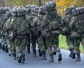 Symbolbild: Stefan Sauer/dpa
Soldaten in der Grundausbildung marschieren mit voller Ausrüstung.
