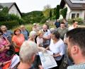 Bild: Petra Hartl
Bürgermeister Stefan Frank (rechts) und Stadtbaumeisterin Schöllhorn (mit Karte) stellten sich den Fragen der Sauerzapfstraßen-Anlieger. Eine Erschließung des Wohngebietes "Katzenberg Nord" in zwei Abschnitten, um mehr Zeit für Untersuchungen zu gewinnen, sei aus wirtschaftlichen Gründen nicht sinnvoll.
