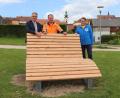 Bild: Stadt Tirschenreuth/exb
Bürgermeister Franz Stahl, Bauhofmitarbeiter Thomas Keller und Bauhofleiter Reinhard Legat (von links) bei einer der neuen Liegebänke im Uferbereich des Unteren Stadtteichs.
