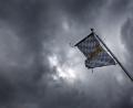 Bild: Karl-Josef Hildenbrand/dpa
Eine Bayernfahne weht vor dichten Regenwolken im Wind.