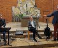 Bild: Susanne Döbereiner
Das Trio mit (von links) Franz Schuier, Pfarrer Christoph Seidl und Hubert Treml berührt die Zuhörer mit einem Konzert in der Kirche Maria Waldrast in Weiden.