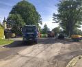 Bild: wro
Im Kreuzungsbereich Friedenfelser Straße/Alte Schulstraße/Apelweg wird eine neue Asphaltschicht aufgezogen, um Schadstellen zu beseitigen.