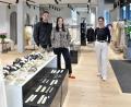 Bild: Petra Hartl
Die Kusmenkos eröffnen ihr neuestes Modegeschäft in Amberg, den Fame Store in den Drei Höfen. Von links: Nikolai Kusmenko und seine Frau Christina mit Mitarbeiterin Gudrun Schönberger.