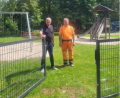 Bild: Martin Baier/exb
Bürgermeister Maximilian Beer und Bauhofleiter Anton Köppl freuen sich, dass die neue Einzäunung am Spielplatz an der Schwarzach fertig ist.