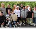 Bild: kro
Horst Scholz (Fünfter von rechts) feierte seinen 85. Geburtstag. Es gratulierten aus dem Kreis der Familie Ehefrau Hildegard (vorne, Mitte) die Söhne Wolfgang und Horst (hockend, von links) sowie Tochter Gerlinde (Zweite von rechts) und weitere Familienangehörige.