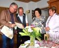 Bild: ubb
Bürgermeister Toni Dutz (links) gratulierte dem Jubelpaar August und Anna Kellner (Mitte) mit Wein, einem Buch und einem Zoigl-Gutschein. Evi Dutz (rechts) überbrachte die Glückwünsche der Frauen-Union Wiesau.