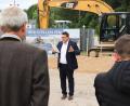 Bild: Michael Weiß/exb
Bürgermeister Thomas Falter gibt einen Einblick in die umfangreichen Sanierungsarbeiten in der Industriestraße und erläutert den Bauverlauf.