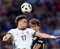 Bild: Marius Becker/dpa
Der Schweizer Ruben Vargas (l) und Schottlands Jack Hendry liefern sich ein Kopfballduell.