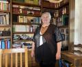 Bild: Katharina Melzner/fph
Bücher türmen sich bei Angela Burger nicht nur im Wohnzimmer: Stücke über den Landkreis und die Region liest die scheidende Stadträtin, wenn sie denn mal Zeit dazu hat, am liebsten.
