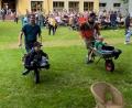 Bild: bjo
Das Schubkarrenrennen bildet eine der Disziplinen beim Sommerfest des Schmidmühlener Kindergartens.