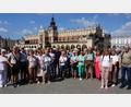Bild: tra
Ein Großteil der Ensdorfer Reisegruppe vor den Tuchallen in Krakau.