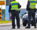 Symbolbild: Patrick Pleul/dpa/Symbolbild
Ein 20-Jähriger hat eine Schreckschusspistole ohne kleinen Waffenschein mit sich geführt, als er von Bundespolizisten bei Waidhaus kontrolliert wurde.